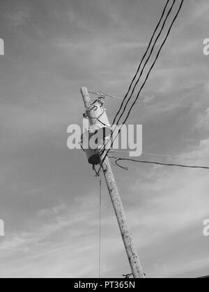 Poteau en noir et blanc à un angle. Banque D'Images