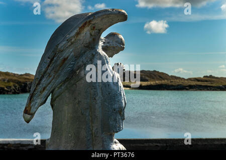 Prière d'angle, avec vue sur la baie, Vieux port de pêche se vanter - IRLANDE, Connemara, l'île Inishboffin, Inis Bo Finne (île de la vache blanche) Banque D'Images