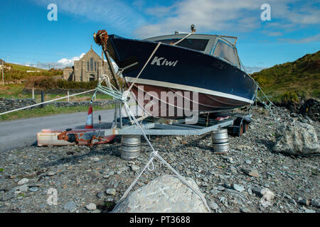 Vieux port de pêche se vanter - IRLANDE, Connemara, l'île Inishboffin, Inis Bo Finne (île de la vache blanche) se trouve à 11 kilomètres au large de la côte de Galway. Banque D'Images