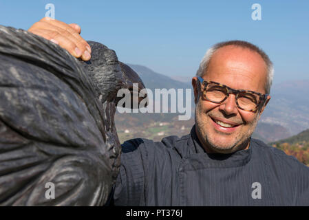 Stefan Pramstaller avec raven figure, le Romantik Hotel Turm, Fiè allo Sciliar, Alpe di Siusi, Eisacktal, Tyrol du Sud, Italie Banque D'Images