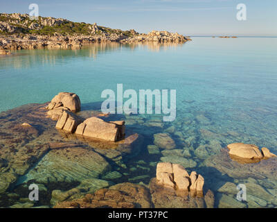 Dans les formations rocheuses de la réserve naturelle de Bruzzi, près de Pianottoli-Caldarello, Corse du Sud, Corse, France Banque D'Images