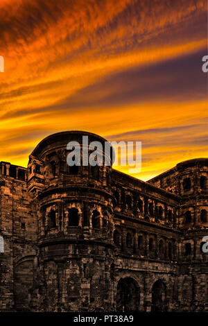 La Porta Nigra de Trèves avec halo rouge ciel du soir Banque D'Images