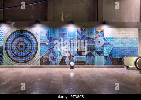 Portugal, Lisbonne, Lisbonne, Estação do Oriente tout conçu dans le mur carrelé de la station de métro Banque D'Images