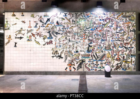 Le Portugal, l'Estação do Oriente, Lisbonne, artistique conçu carreau de mur d'images dans le métro Banque D'Images