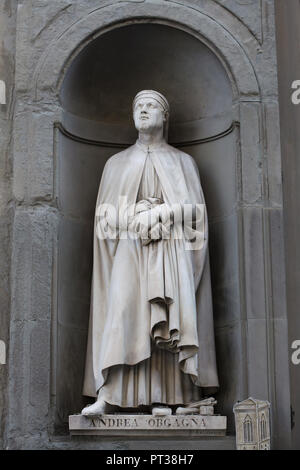 Début de la Renaissance italienne peintre et sculpteur Andrea di Cione Orcagna, mieux connu sous le nom. Statue en marbre par le sculpteur italien Niccolò Bazzanti sur la façade de la Galerie des Offices (Galleria degli Uffizi), à Florence, Toscane, Italie. Banque D'Images