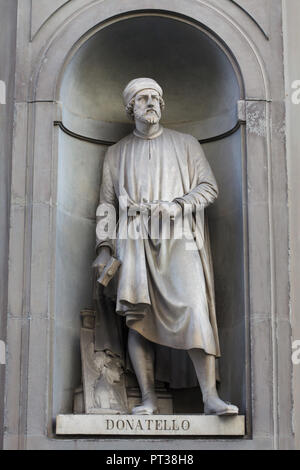 Donatello sculpteur italien de la Renaissance. Statue en marbre par le sculpteur Girolamo Torrini sur la façade de la Galerie des Offices (Galleria degli Uffizi), à Florence, Toscane, Italie. Banque D'Images