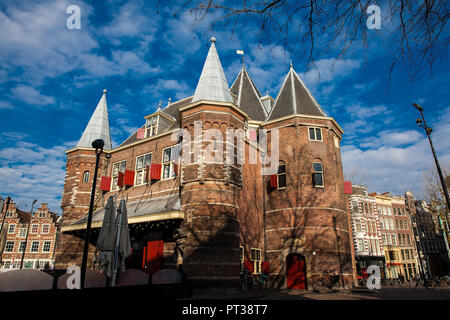 Beau bâtiment du xve siècle situé à place Nieuwmarkt à Amsterdam Banque D'Images