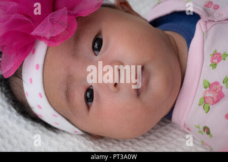 Bébé nouveau-né jusqu'à 4 semaines en rose Banque D'Images