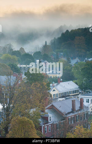 USA, New England, New York, Montpelier, élevée sur la ville, avec l'aube de l'automne, le brouillard du matin Banque D'Images