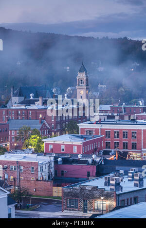 USA, New England, New York, Montpelier, élevée sur la ville, avec l'aube de l'automne, le brouillard du matin Banque D'Images