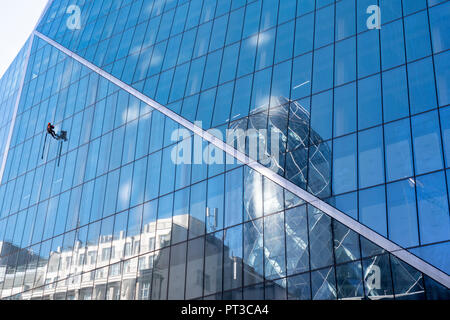 Nettoyant pour vitres ascending un immeuble de bureaux à Londres. L'Angleterre Banque D'Images