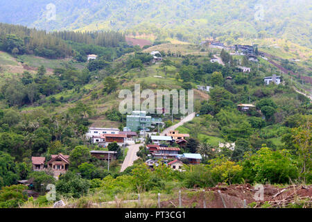 Vue sur la vallée et le village de Wat Pha Kaew Sorn, Khao Kor, Phetchabun, Thaïlande. Banque D'Images