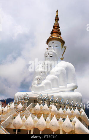Cinq bouddhas assis blanc sont un point de repère. Wat Pha Kaew, Sorn à Khao Kor, Phetchabun, Thaïlande. Banque D'Images