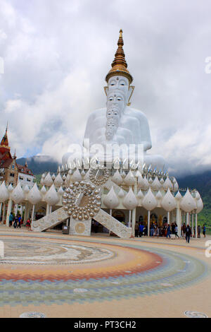 Cinq bouddhas assis blanc sont un point de repère. Wat Pha Kaew, Sorn à Khao Kor, Phetchabun, Thaïlande. Banque D'Images