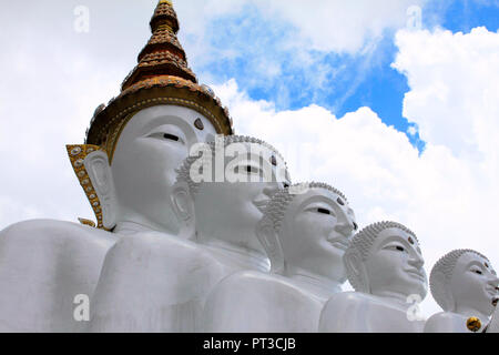 Gros plan de la tête des cinq Bouddhas blancs assis à Sorn Pha Kaew, à Khao Kor, Phetchabun, Thaïlande. Banque D'Images