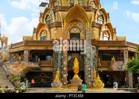 Le temple principal bâtiment de Sorn Pha Kaew est inspiré de la forme de fleur de lotus, réparties sur 5 niveaux, avec une grande structure en verre pendant vers le bas à travers le c Banque D'Images