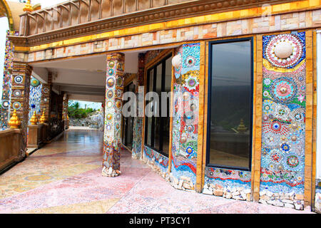 Piliers, sols, façades, des murs décorés de mosaïque colorée tout au long de la conception de l'immeuble à Sorn Pha Kaew, Phetchabun Khao Kor, en Thaïlande. Banque D'Images