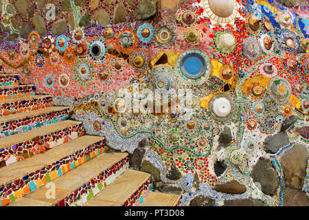 Les murs et l'escalier décoré de mosaïque colorée tout au long de la conception de l'immeuble à Sorn Pha Kaew, Phetchabun Khao Kor, en Thaïlande. Banque D'Images