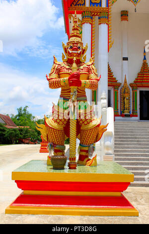 Sculpture de garde de porte en rouge connu comme Vesavanna, le gardien de l'gardant l'entrée du temple à Buang Sam Phan, Thaïlande, Phetchabun. Banque D'Images