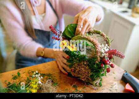 Les mains des femmes faire joli bouquet de fleurs sur l'arrière-plan Banque D'Images