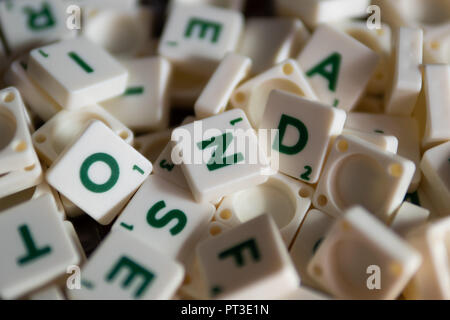 Bangkok, Thaïlande - 25 septembre 2018 : une pile de lettres de Scrabble . Banque D'Images