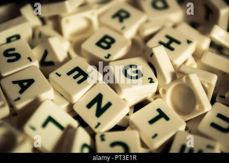 Bangkok, Thaïlande - 25 septembre 2018 : une pile de lettres de Scrabble. Banque D'Images