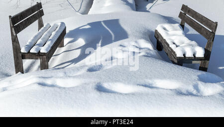 Deux bancs en bois dans un banc de neige. Paysage d'hiver, la Finlande rurale Banque D'Images