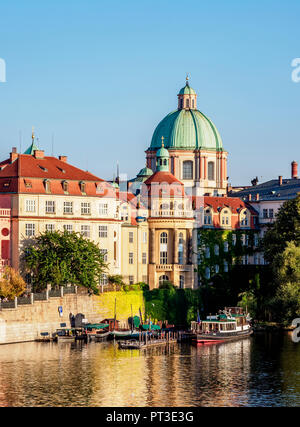 Vue sur la rivière Vltava vers Stare Mesto, Vieille Ville, Prague, République tchèque, Région de Bohême Banque D'Images