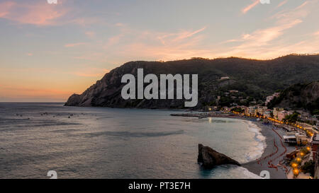 Spectaculaire coucher de soleil sur la plage de Fegina, Monterosso al Mare, Cinque Terre, La Spezia, ligurie, italie Banque D'Images