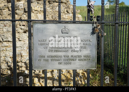 Plaque commémorant le procès et l'exécution de Marie, Reine des Écossais, au château de Fotheringhay en 1587 Banque D'Images