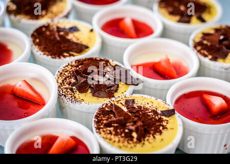 Choix de desserts gâteaux poudings tartes feuilletés crème brûlée Banque D'Images