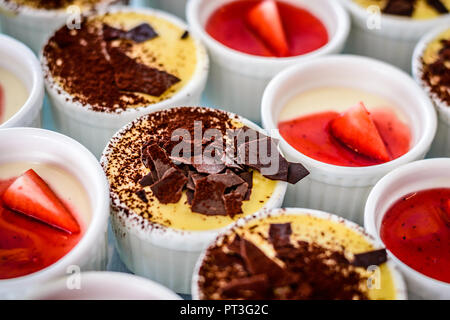 Choix de desserts gâteaux poudings tartes feuilletés crème brûlée Banque D'Images