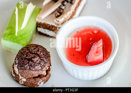 Choix de desserts gâteaux poudings tartes feuilletés crème brûlée Banque D'Images