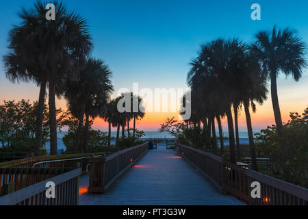 Promenade en bois au coucher du soleil à Fort Myers Beach Floride USA Banque D'Images