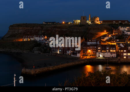 Whitby la nuit, Yorkshire du nord. Banque D'Images