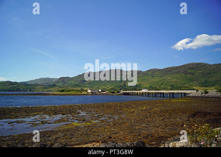 Le Château d'Eilean Donan est un château de plaine près de Dornie, un petit village en Écosse. Le nom lui-même signifie 'Donan's Island" et fait référence à des e-Donnán Banque D'Images