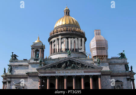 La cathédrale St Isaac, qui est la 4ème plus grande cathédrale du monde en dôme, se trouve sur la place St Isaac à Saint-Pétersbourg, en Russie. Banque D'Images