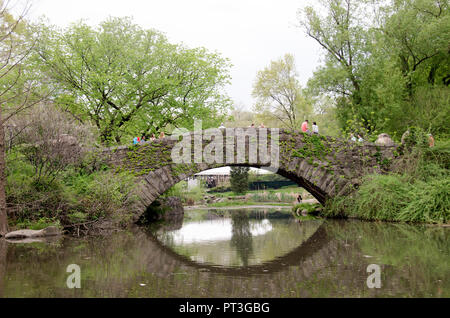 La ville de New York, USA - Mai 05, 2015 : les uns flânant sur le Gapstow bridge dans Central Park à Manhattan Banque D'Images