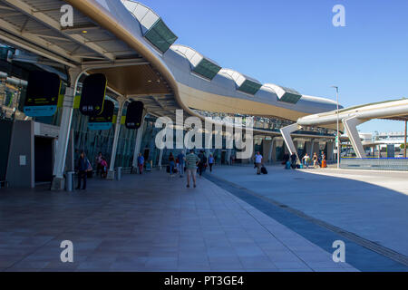 5 octobre 2018 l'entrée du bâtiment du terminal des départs ultra moderne à l'aéroport de Faro au Portugal. La porte d'entrée au soleil de l'Algarve. Banque D'Images