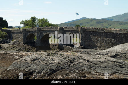 Le Château d'Eilean Donan est un château de plaine près de Dornie, un petit village en Écosse. Le nom lui-même signifie 'Donan's Island" et fait référence à des e-Donnán Banque D'Images