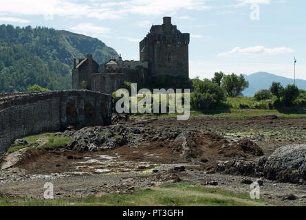 Le Château d'Eilean Donan est un château de plaine près de Dornie, un petit village en Écosse. Le nom lui-même signifie 'Donan's Island" et fait référence à des e-Donnán Banque D'Images