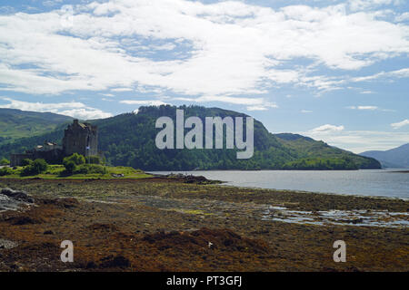 Le Château d'Eilean Donan est un château de plaine près de Dornie, un petit village en Écosse. Le nom lui-même signifie 'Donan's Island" et fait référence à des e-Donnán Banque D'Images