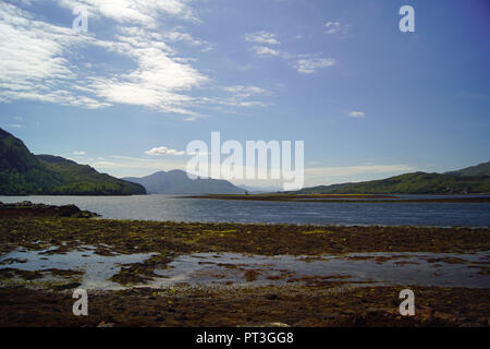 Le Château d'Eilean Donan est un château de plaine près de Dornie, un petit village en Écosse. Le nom lui-même signifie 'Donan's Island" et fait référence à des e-Donnán Banque D'Images