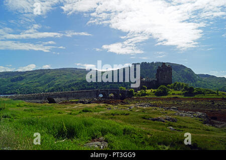 Le Château d'Eilean Donan est un château de plaine près de Dornie, un petit village en Écosse. Le nom lui-même signifie 'Donan's Island" et fait référence à des e-Donnán Banque D'Images