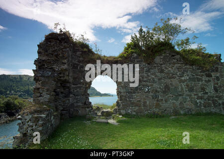 Strome Castle est la ruine d'un château de plaine, sur les rives du Loch Carron dans Stromemore, 5,5 km au sud-ouest du village de Lochcarron. Banque D'Images