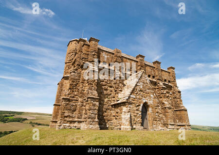 La chapelle Sainte Catherine qui surplombe le village d'Abbotsbury Swannery et ses et plage de Chesil sur la côte jurassique du Dorset Banque D'Images