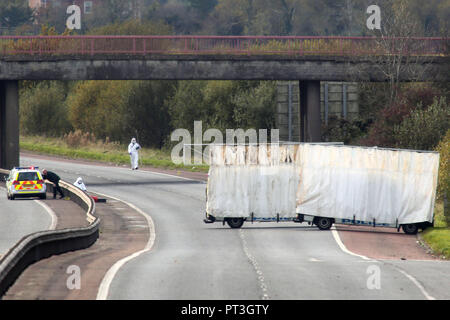 (PSNI Police Service of Northern Ireland) Forensic arrivent sur le lieu d'un meurtre du Gardien David noir sur l'autoroute M1, le jeudi 1er novembre 2012. Un officier de la prison de longue date a été assassiné dans une embuscade d'autoroute qui auraient été menées par les républicains dissidents en Irlande du Nord. David Black, de Cookstown, comté de Tyrone, avaient plus de 30 ans de service dans l'Administration pénitentiaire et a été l'approche de la retraite. Il a été pris en embuscade par un homme armé sur l'autoroute M1 tôt le matin alors qu'il conduisait à devoir commencer à la prison de haute sécurité près de Lisburn, Maghaberry Comté Banque D'Images