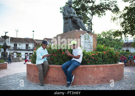 Les hommes jouent aux cartes sur la Plaza de Bolivar dans la ville coloniale de Santa Fe de Antioquia, en Colombie. Sep 2018 Banque D'Images