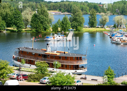 LAPPEENRANTA, FINLANDE - le 15 juin 2016 : paysage estival avec des bateaux dans le port sur le lac Saimaa. Vue depuis la forteresse Linnoitus Banque D'Images