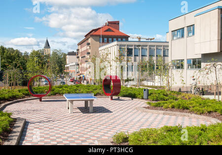 LAPPEENRANTA, FINLANDE - le 8 août 2016 : Tennis de table et bancs rouges rondes près de centre communautaire jeunesse Monari et bibliothèque de la ville Banque D'Images